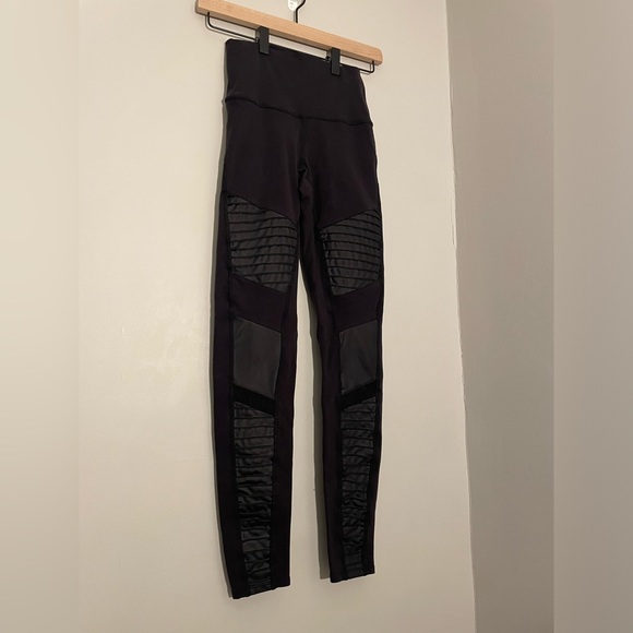ALO Yoga black leggings size extra small leggings in great condition - Picture 4 of 6